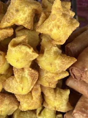 Kushikatsu, demir bir tabakta servis edilen otantik wasabi ile lezzetli kızarmış şişler.