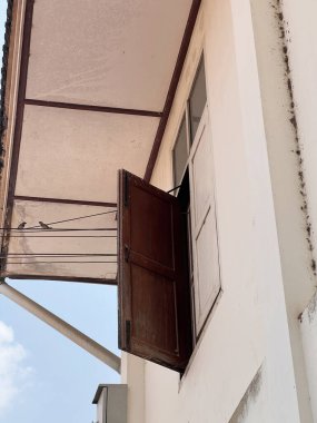 Beyaz duvarlı eski pencere