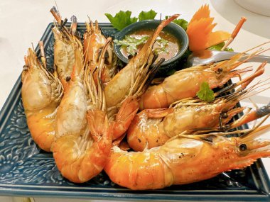 Soslu ve sebzeli ızgara karides.