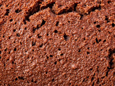 Kremalı çikolatalı pastayı kapat.