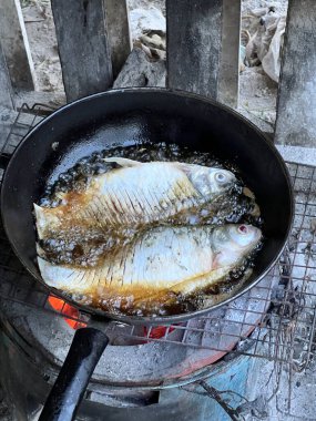 Lezzetli Asya yemekleri, fırında kızartılmış gümüş dikenli balık manzarası.