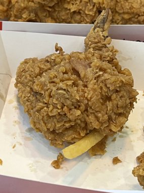 Soslu kızarmış tavuk. 