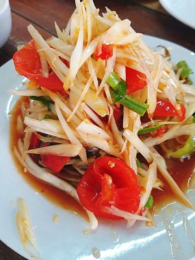 Domates ve sebzeli papaya salatası.