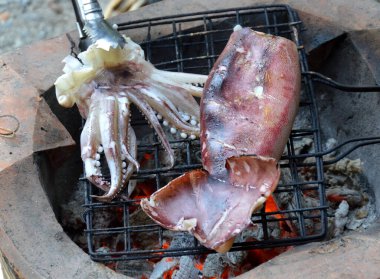 Fırında kızarmış kalamar.