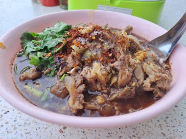 Baharatlı tavuklu şehriye, domuz eti ve sebze. Tayland yemeği..