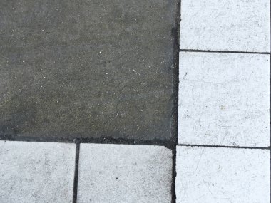 Eski gri beton kaldırımı kapatın.