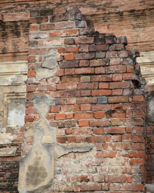 Eski bir binadaki kırık tuğla duvar