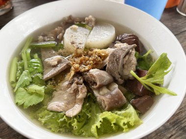 Çorba ve biftek, domuz eti veya sebzeli tavuk.