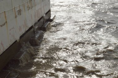 Çimento köprüsünün yanında beyaz köpüklü nehir