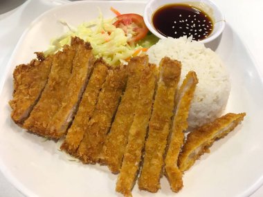 Domuz eti ve sebzeli kızarmış pirinç.