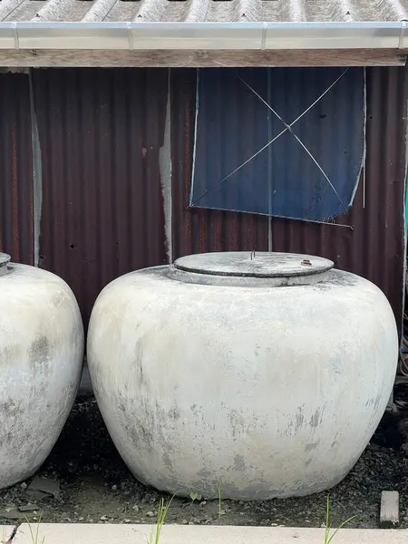 Tayland 'daki eski beton su tankı.