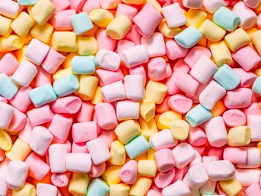 Pembe arka planda renkli marshmallowlar.