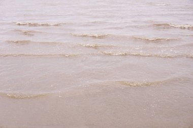 Denizi ve dalgaları kapatın..