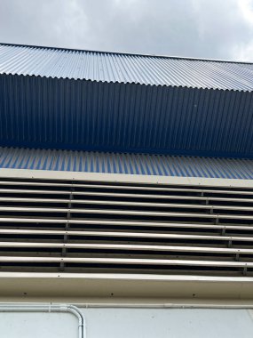 Evin çatısında klima var.