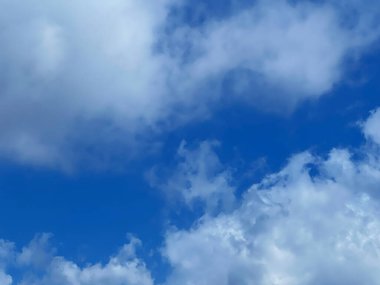 Mavi gökyüzündeki bulutlar