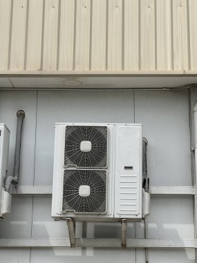 Binada beyaz duvarlı bir klima var..