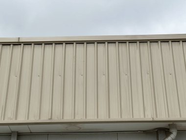 kıvrımlı metal profil gökyüzü ile