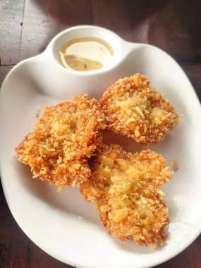 Tabakta kızarmış balık.