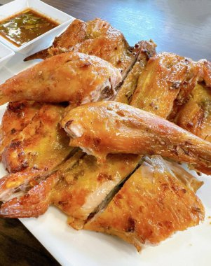 Lezzetli Asya yemeklerinin yakın görüntüsü, tavuklar tabakta kızartılmış.