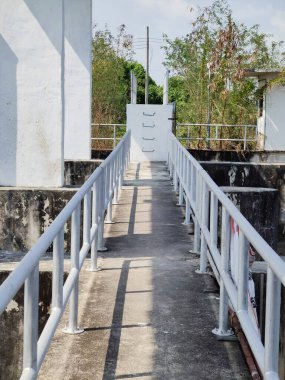 Beyaz beton duvarlı eski paslı metal merdiven.