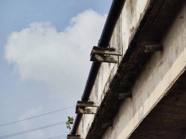 Şehirdeki eski terk edilmiş yol köprüsü