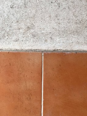 Kare şekilli gri beton döşemeler.