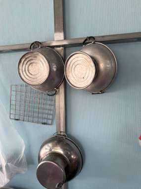 Eski bir mutfak gereçlerinin yakın plan fotoğrafı.