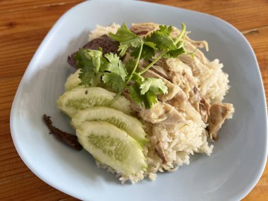 beyaz tabakta tavuk ve sebze ile pilav