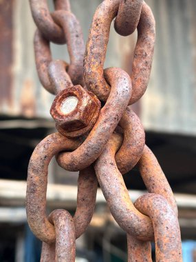 Eski paslı demir zincir
