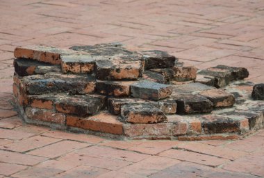 Yere kırmızı tuğla yığını