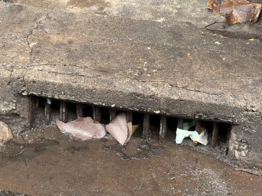 Beton zeminde bir delik.