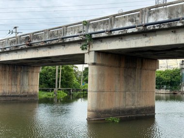 Tayland 'da nehir üzerinde köprü