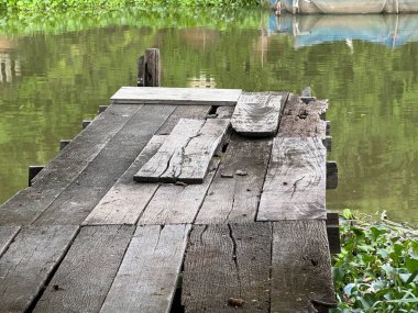 Gölde ahşap bir bank.