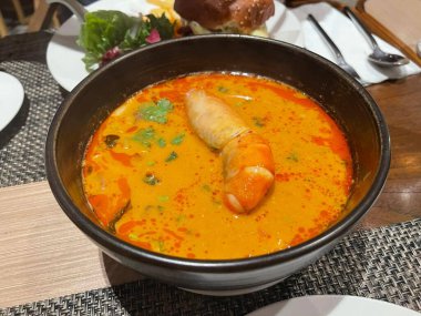 Lezzetli Asya yemekleri, baharatlı körili karides manzarası.