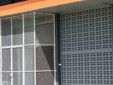 Binadaki beton duvarda delik var.