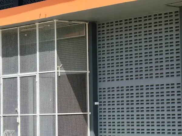 Binadaki beton duvarda delik var.