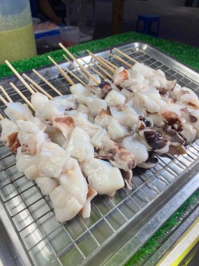 Markette ızgara kalamar.