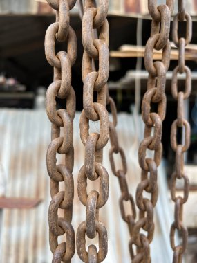 Arka planda paslı zincir 