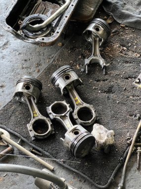 Eski araba ve yedek parçalar garajda.