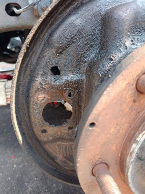 Lastikleri olan eski arabanın başı.