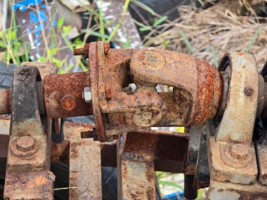 Ahşap arka planda paslı bir su borusu makinası.