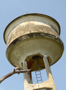 Mavi gökyüzünün arka planında eski su kulesi