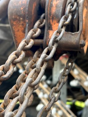 Eski bir makaradaki paslı zincir. Kapat..