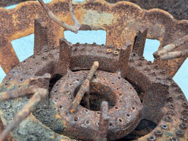 Paslı eski piknik ocağı ızgarası, yakın çekim fotoğrafı..
