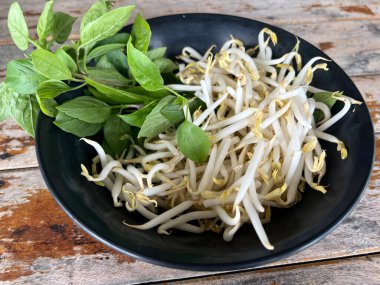 Pişirmek için fesleğenli fasulye filizi