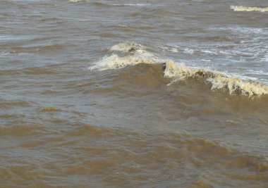 Akşamları denizin dalgaları