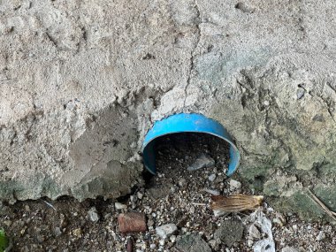 çatlaklara ve bina koşullarına bağlı eski beton duvar.