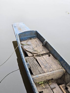 Göldeki eski ahşap tekne.