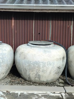 Tayland 'daki eski beton su tankını kapatın.