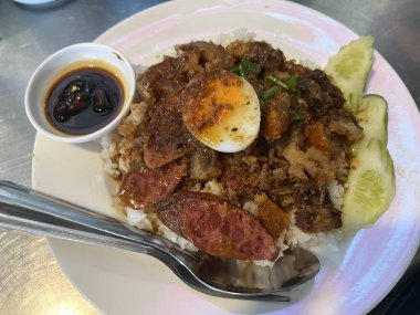 Tabakta yumurta ve sebzeli pilav.